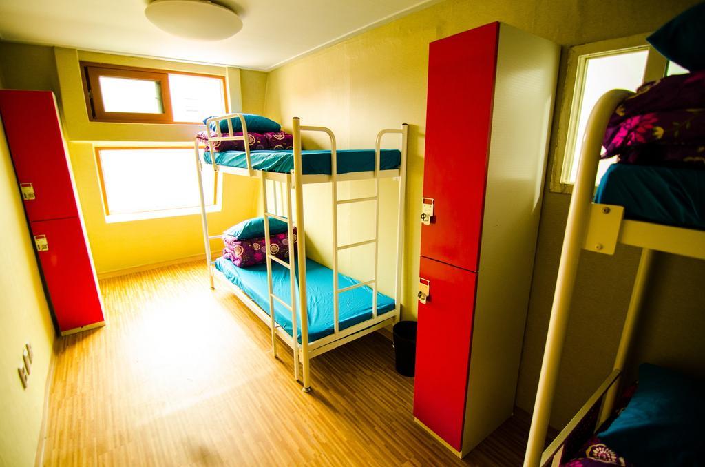 Kimchee Sinchon Guesthouse Seoul Rum bild