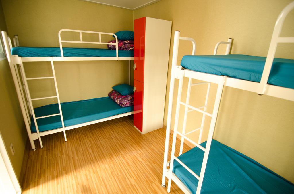 Kimchee Sinchon Guesthouse Seoul Rum bild