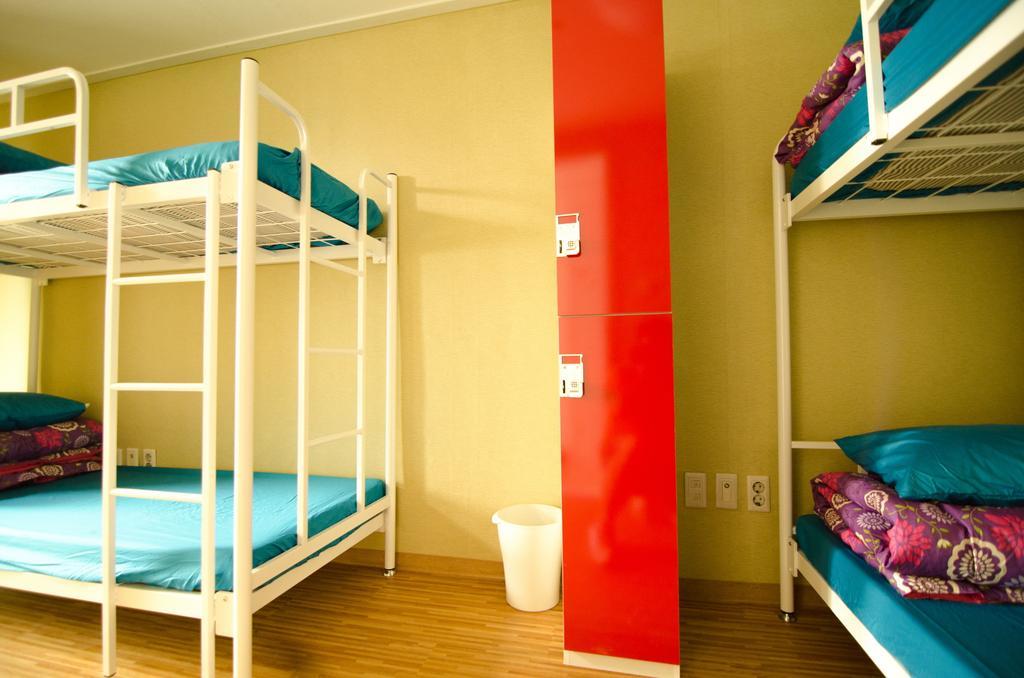 Kimchee Sinchon Guesthouse Seoul Rum bild