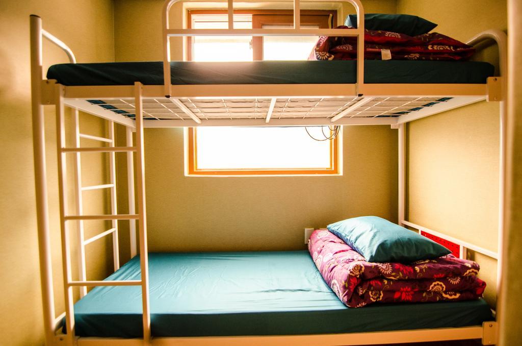 Kimchee Sinchon Guesthouse Seoul Rum bild