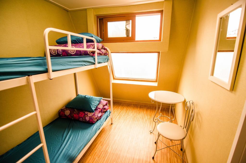 Kimchee Sinchon Guesthouse Seoul Rum bild