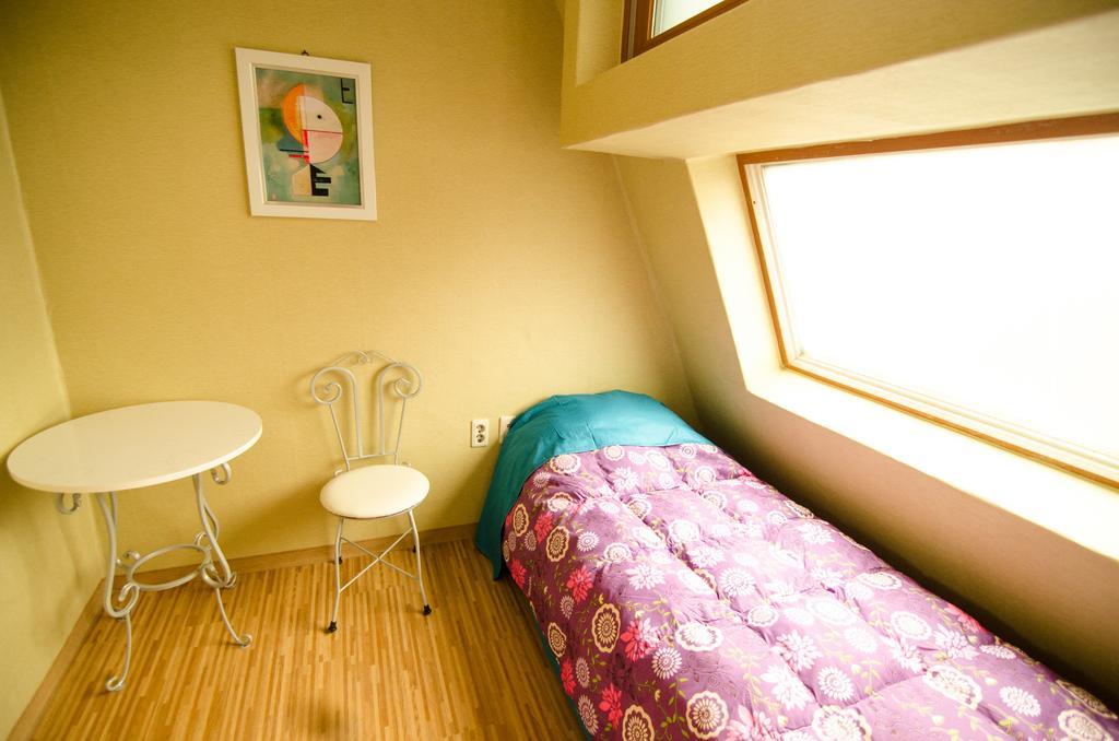 Kimchee Sinchon Guesthouse Seoul Rum bild