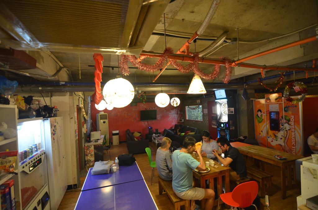 Kimchee Sinchon Guesthouse Seoul Exteriör bild